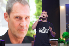 Борис Солтарийски изпълнява песента "Лудо младо" в памет на Бен Крос