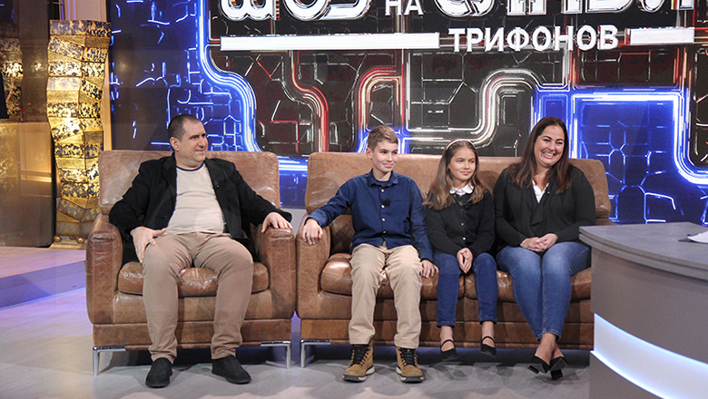 Вечерното шоу на Слави Трифонов - Ася и Станьо Караколеви със своите деца Мартин и Лора